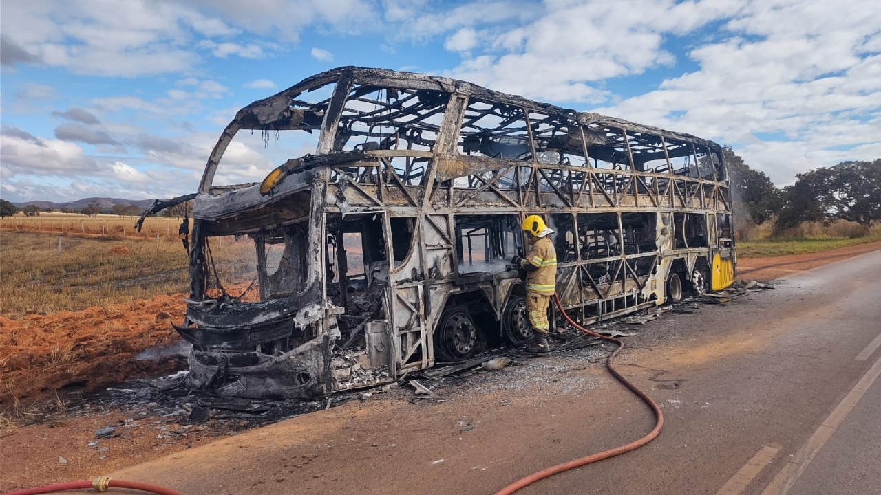 Ônibus pega fogo em Unaí e deixa 57 passageiros assustados na MG-188
