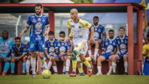 Jogador conduzindo a bola