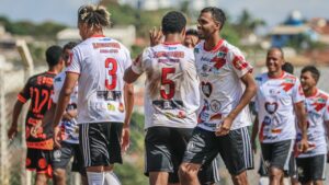 Jogadores comemorando gol