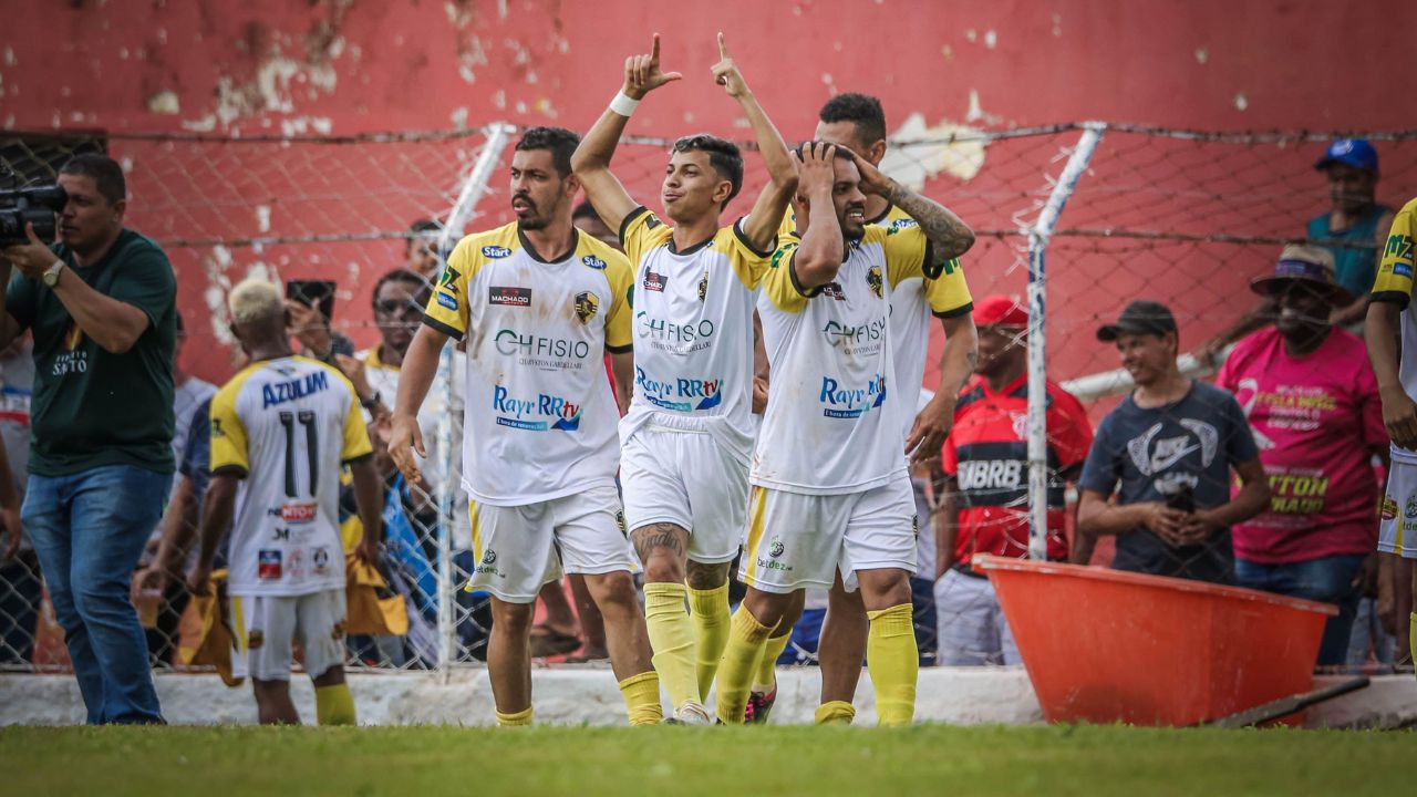 Jogadores comemorando gol no campeonato amador Jogadores comemorando gol no campeonato amador