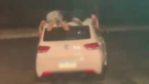 caiu do carro em movimento