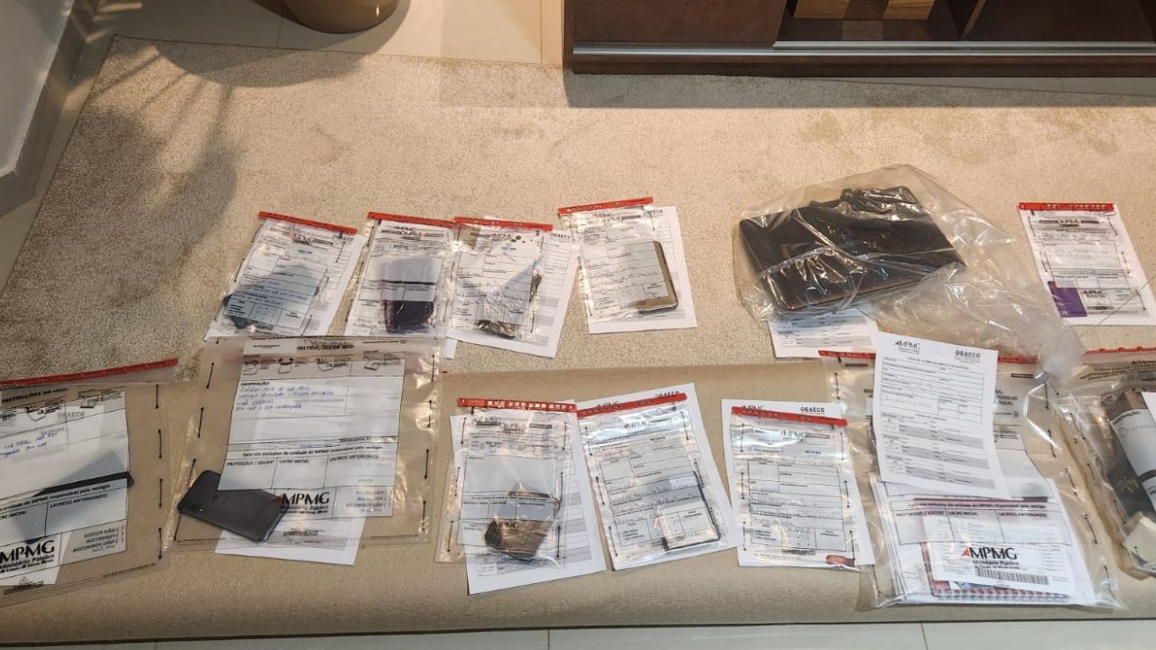 Material recolhido pela Polícia CIvil (PC) em casa de servidora suspeita