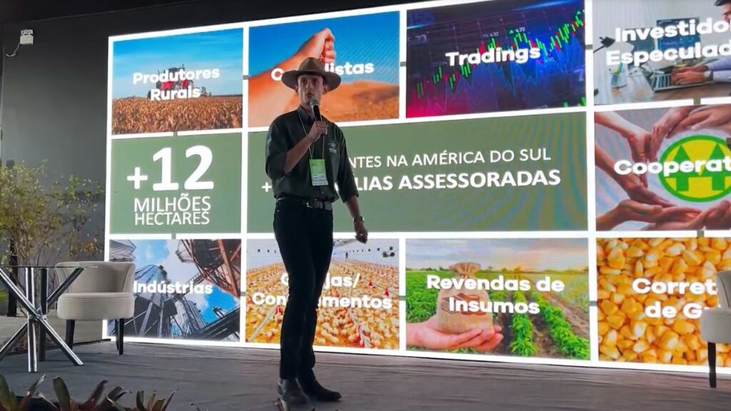Matheus Pereira palestrando na Fenaminas 2025 Matheus Pereira palestrando na Fenaminas 2025