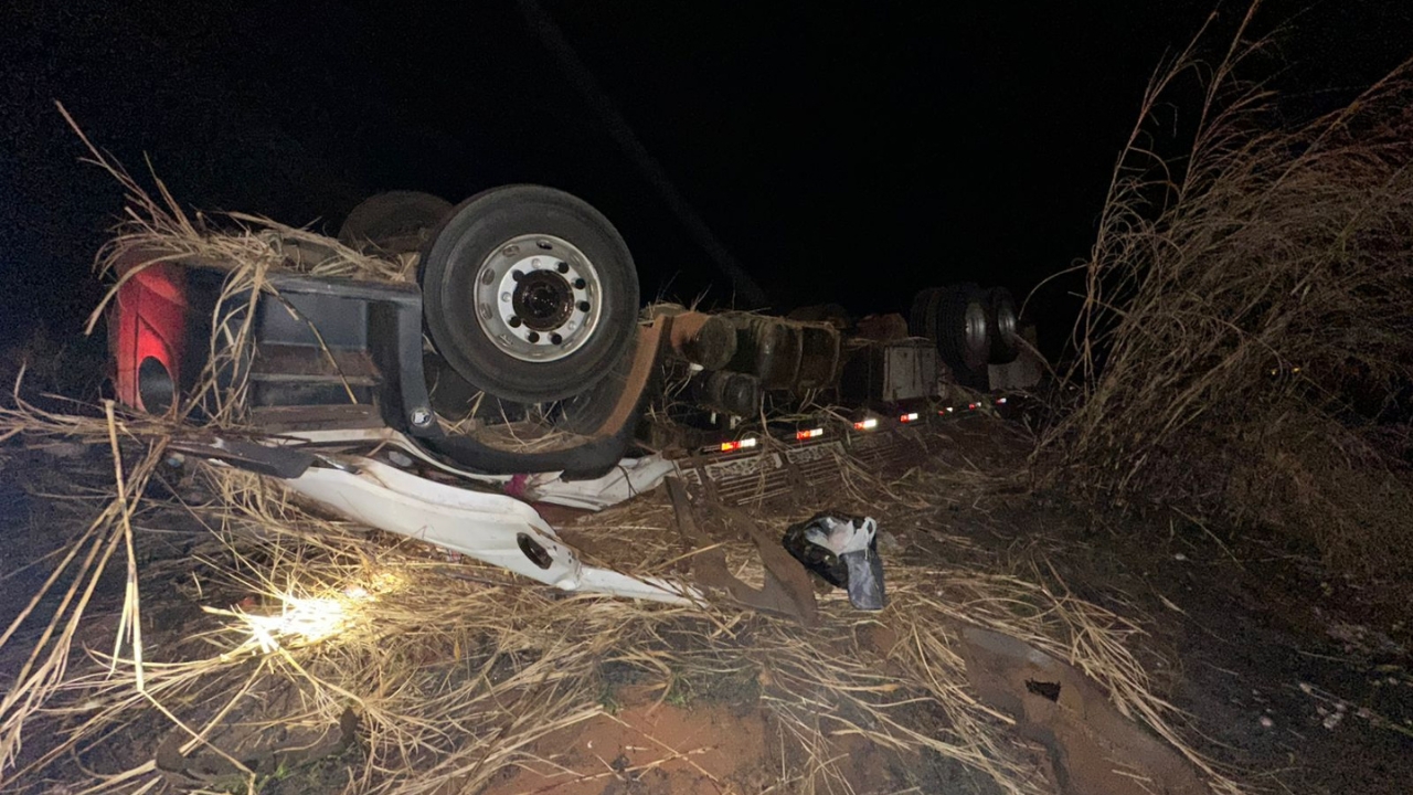 carreta tombada após acidente na BR-354