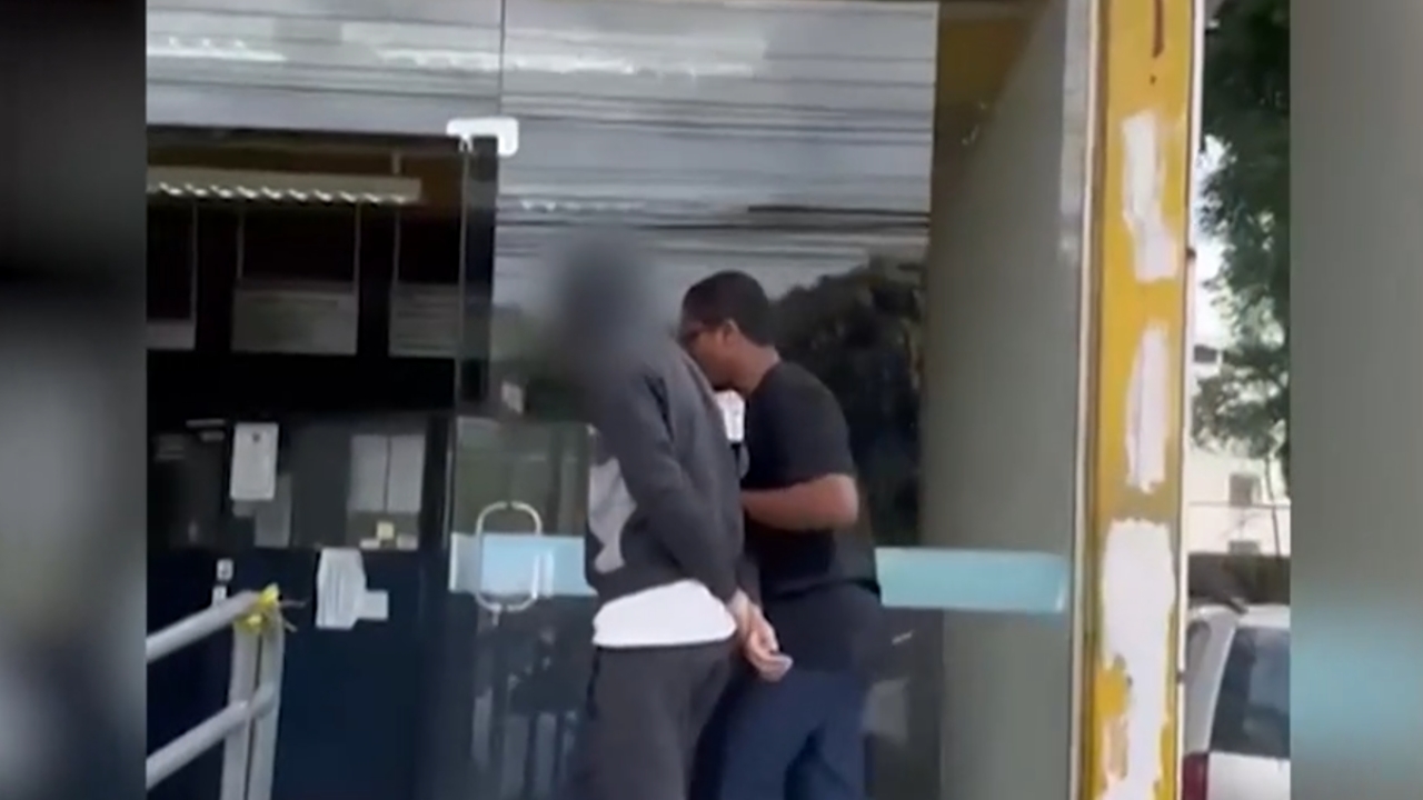 Namorada do jovem que matou a família é apreendida em MT e suspeita de articular a morte de seus pais também