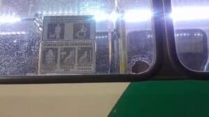 Ônibus são apedrejados
