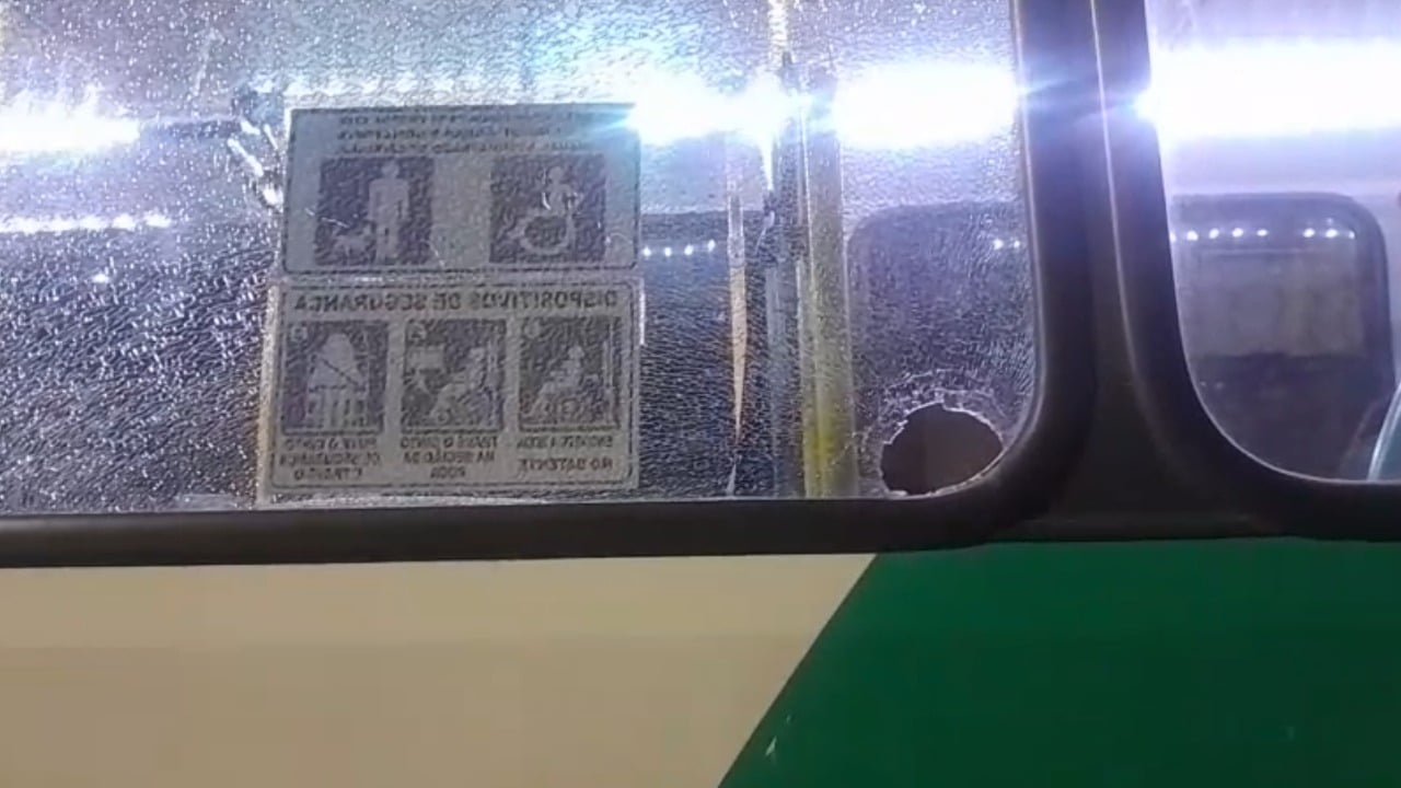 Ônibus viram alvo de pedradas e são vandalizados