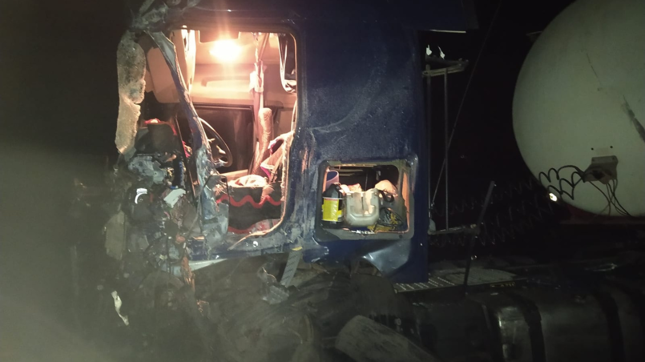O bi-trem, que trafegava em direção à capital, teve a cabine severamente destruída pelo incêndio.