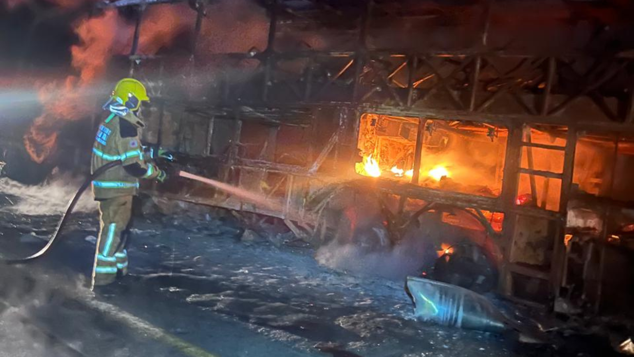 Ônibus pega fogo após colisão com caminhão na BR-262 e deixa motorista do bi-trem está em estado grave