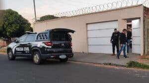 policiais cumprindo mandado em operação de combate ao roubo de caminhões