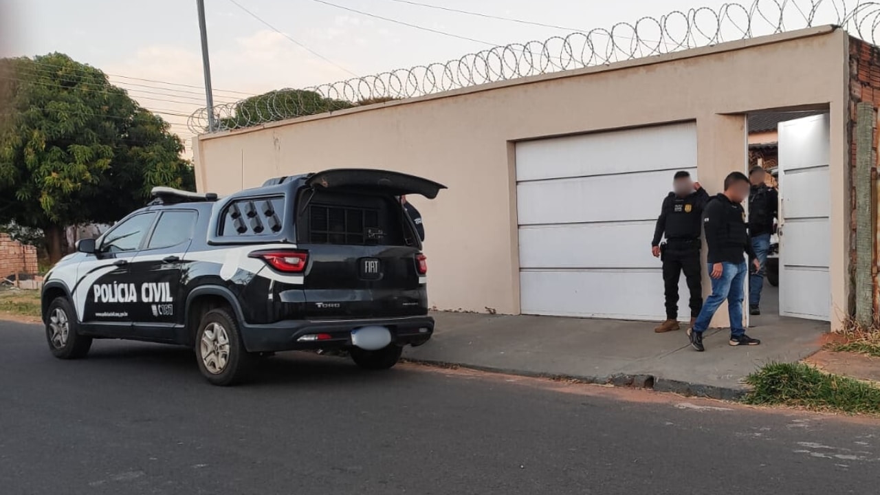 policiais cumprindo mandado em operação de combate ao roubo de caminhões