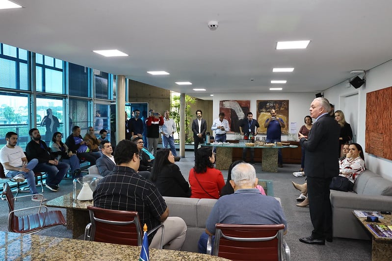 prefeito e jornalistas sobre o orçamento de 2025