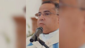 Padre dá sermão em convidados