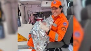 Bombeiro após parto de um bebê dentro de um carro em Uberaba