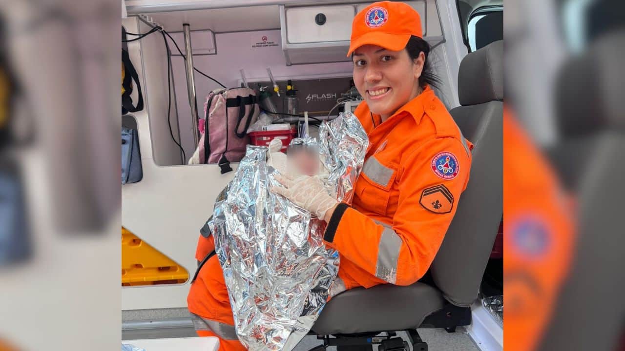 Bombeiro após parto de um bebê dentro de um carro em Uberaba
