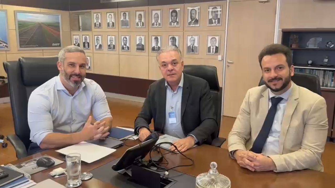 Paulo Sérgio, secretário de Municipal de Infraestrutura Guilherme Silveira Mendes e o diretor-geral do DNIT Fabrício de Oliveira Galvão