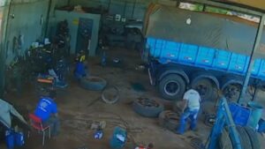 Momentos antes do pneu de caminhão explodir em oficina de Goiás