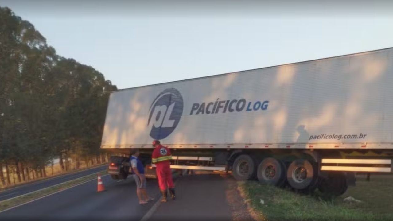 Caminhão saiu da pista em Centralina e interditou parte da BR-153 por toda a manhã – Foto: Divulgação/Triunfo Concebra