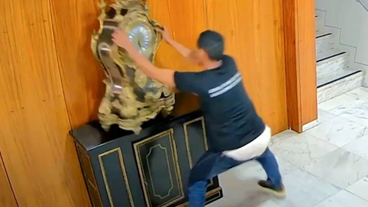 Homem quebra relógio no Planalto