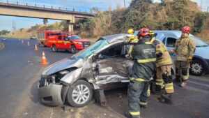 Carro destruído após acidente fatal no Anel Viário de Uberlândia