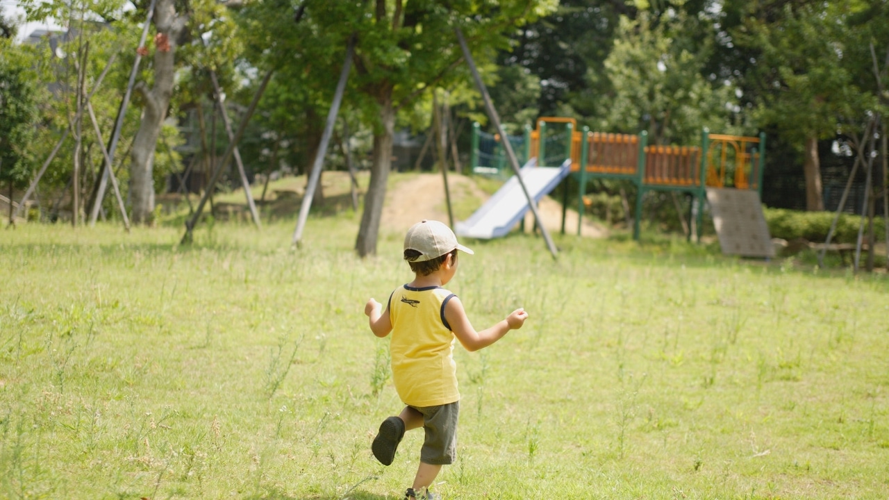 criança brincando no sol