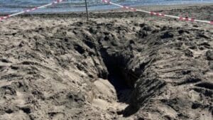 Imagem do local onde menino morreu soterrado em praia na Itália