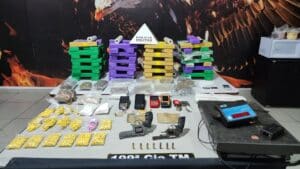 Materiais apreendidos em operação policial: drogas, armas e itens de tráfico com casal preso por tráfico em Uberlândia