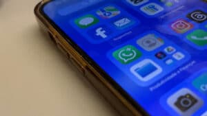 Celular com aplicativos na tela