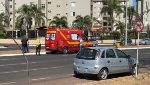 Equipes do Corpo de Bombeiros foram acionadas para resgatar o gari atropelado