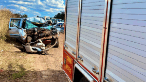 Motorista fica preso às ferragens após colisão entre carro e carreta na BR-153, próximo a Prata