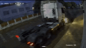 Caminhão arrasta carro