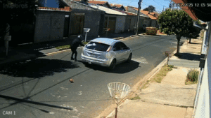 Homem reage a assalto criminoso dirige carro da vítima enquanto atira para trás e outro suspeito entra no veículo em movimento em Araguari