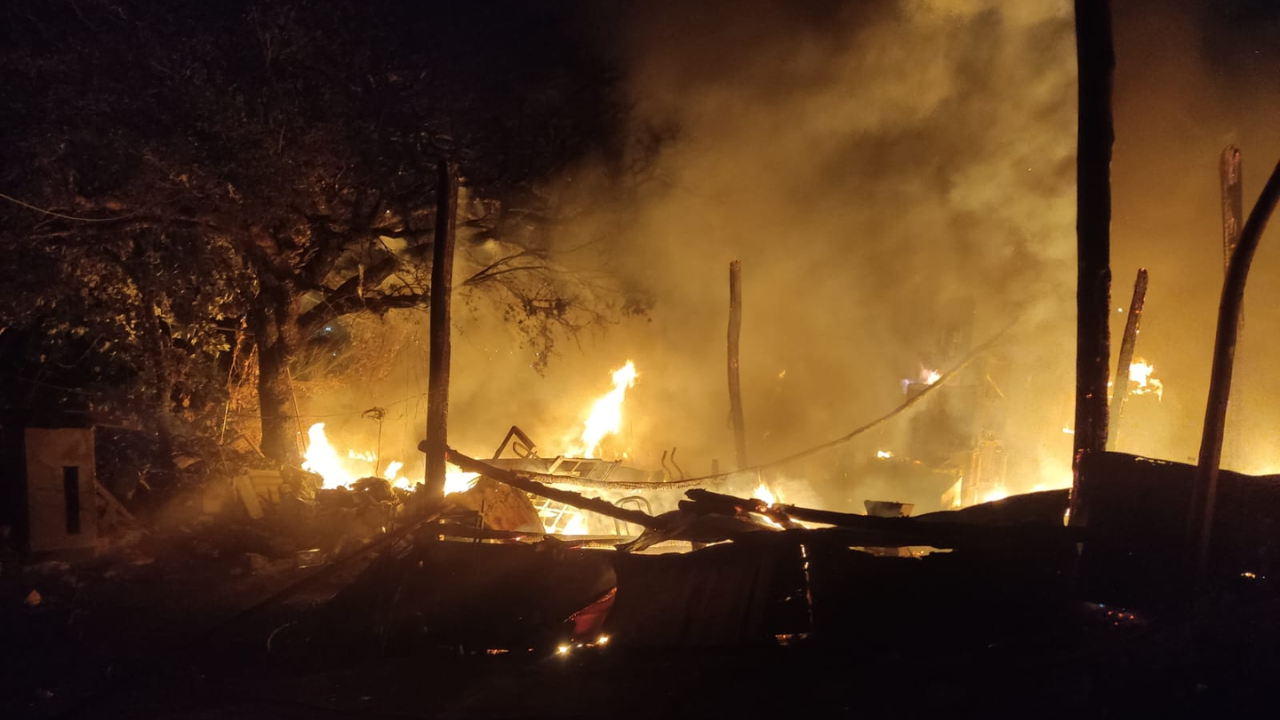 Galpão de recicláveis no bairro Ana Pinto de Almeida fica incendiado em Araxá