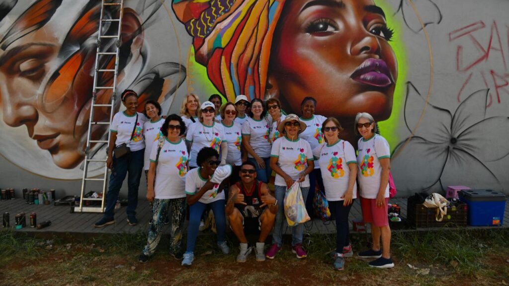 mural de grafitte do jardim urbano durante oficina