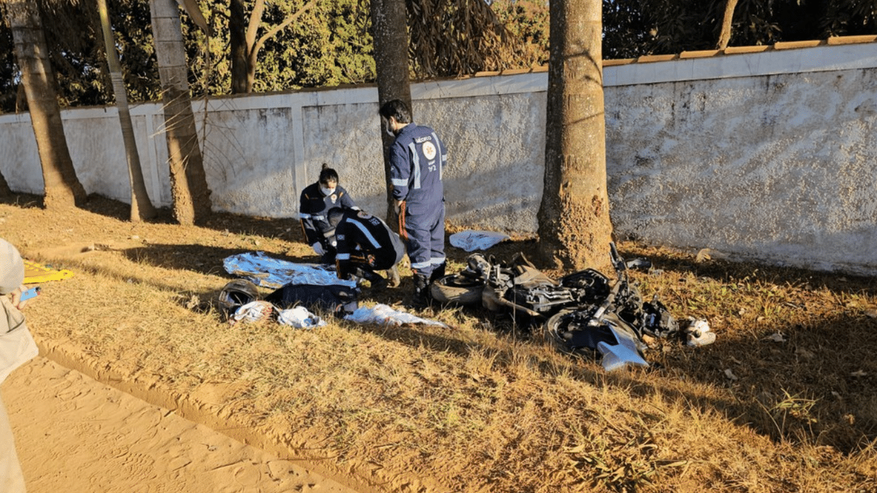Jovem morre após bater moto contra muro