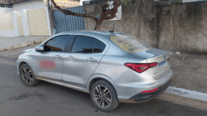 Passageiro surta, tenta agredir motorista, policiais, enfermeira e danifica veículo