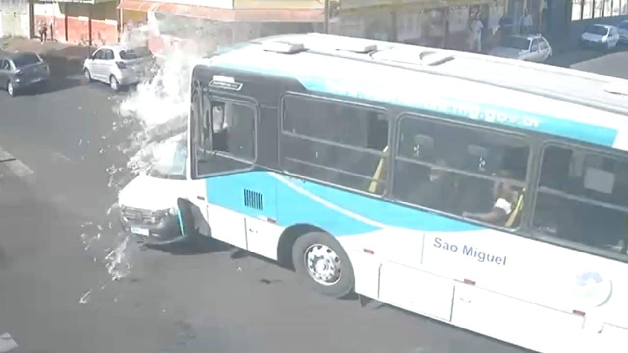 Pick-up fura sinal e bate em ônibus de transporte coletivo