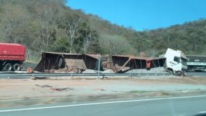 Carreta carregada com fertilizante tombou na manhã desta terça-feira (19) no km 27 da BR-050, em Araguari
