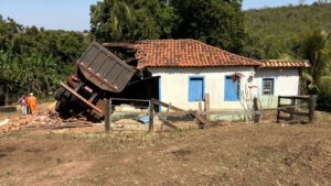 casa fica destruída após batida