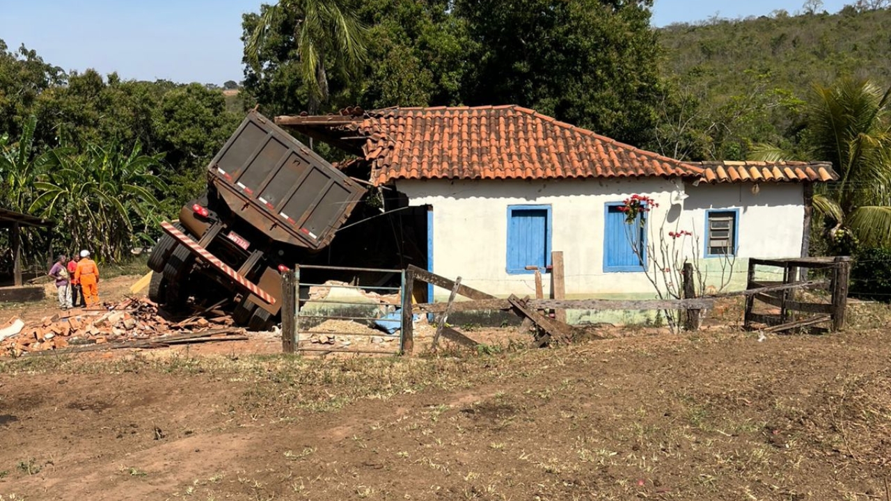 casa fica destruída após batida casa fica destruída após batida