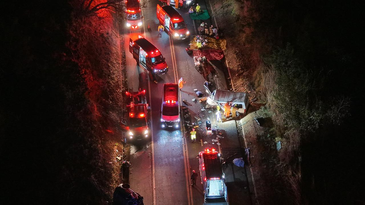 acidente entre van e carro com 20 vítimas na MGC-452