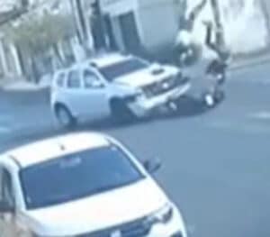 Vídeo mostra motoqueiros arremessados e atropelados após colisão em Uberlândia