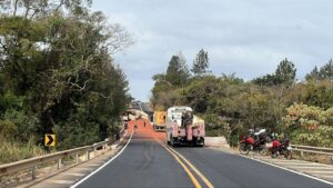 Caminhoneiro fica ferido