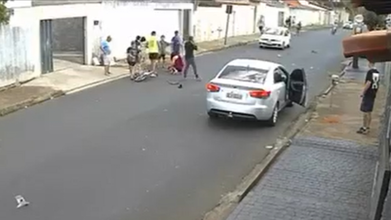 pessoas ajudando a criança após atropelamento em Uberlândia