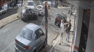 Frame do vídeo do acidente com a viatura da PM