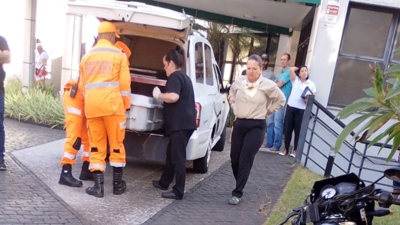 Motociclista de 38 anos morreu após bater em um carro estacionado em frente a uma clínica na Avenida Marcos de Freitas Costa, em Uberlândia