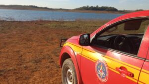Homem se afogou em represa ao tentar recuperar barco levado pelo vento: busca mobilizou bombeiros