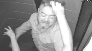 Homem que foi preso por agredir a esposa em elevador no Distrito Federal