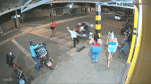 Mulheres atropeladas na faixa de pedestre por moto em Uberaba