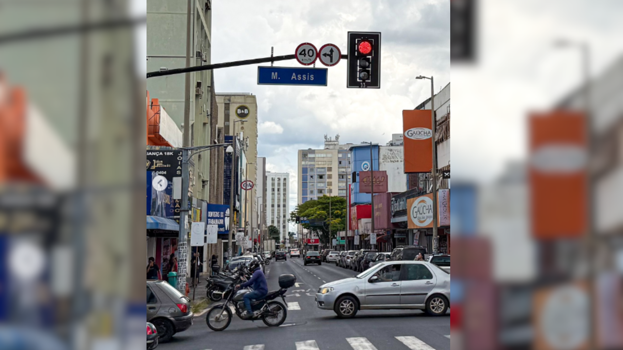 Uberlândia sem fiação elétrica. Avenida Floriano Peixoto.